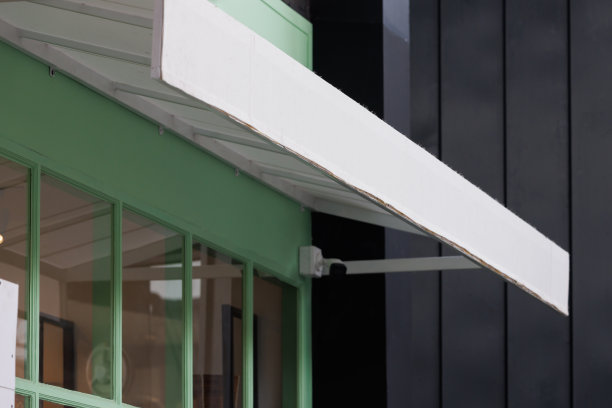 商店橱窗上的白色遮阳篷。帐篷帆布屋顶背景和纹理。图片下载