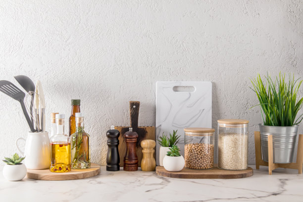 时髦的白色厨房背景与器皿和容器存储各种香料和产品。计划，复制地点。图片下载