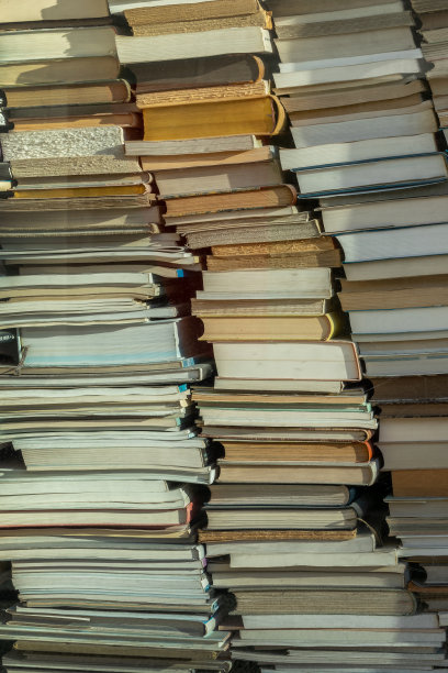 一堆堆的旧书背景放在书店橱窗里，回到了学校、学院、大学的概念图片下载