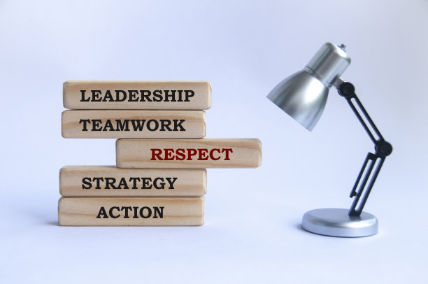 商业文字放在木块上，配以银色和黑色的小灯着重尊重。图片下载