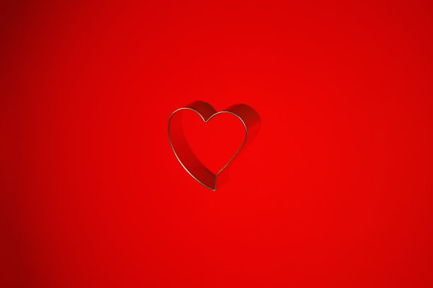 红色背景上心形孤立物体的静物图片下载
