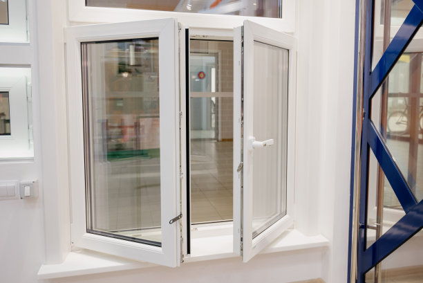 现代的窗口形象。塑料窗的细节图片下载