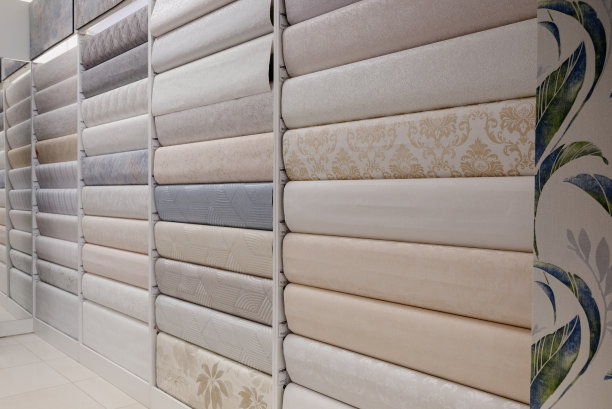 商店橱窗货架上不同墙纸的样品图片下载