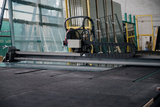 本厂为铝型材和PVC门窗生产。工业设备的细节。图片下载