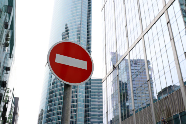 市中心摩天大楼的背景上没有进入标志图片下载