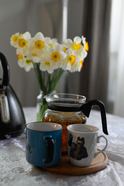 从上面的白色桌子上的t杯图片下载