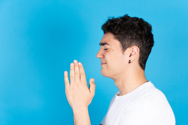 一边的观点虔诚的西班牙少年祈祷图片下载