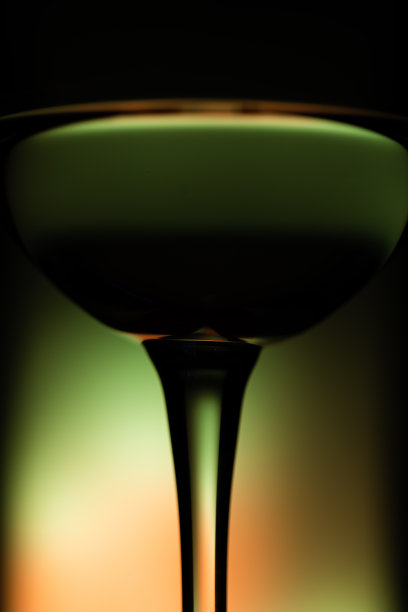 摘要鸡尾酒饮料在一个彩色的背景。图片下载