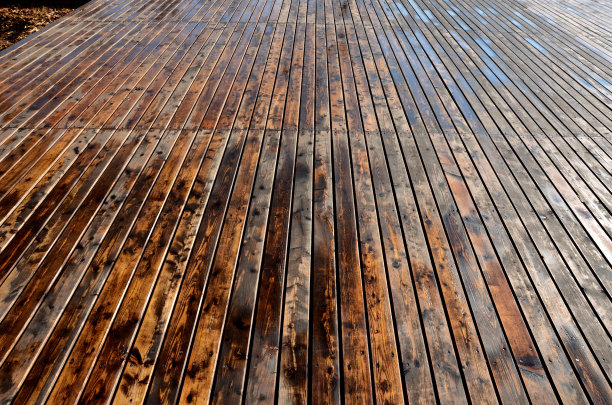 把梯田用油漆浸渍。颜色在涂漆前和涂漆后会发生变化。木板有光泽和釉面，强调木材的结构。气候保护图片下载