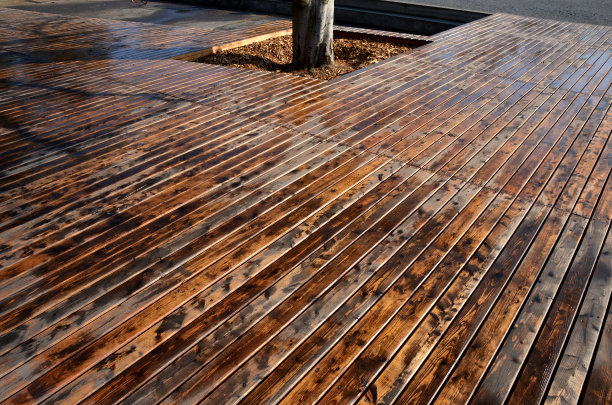 把梯田用油漆浸渍。颜色在涂漆前和涂漆后会发生变化。木板有光泽和釉面，强调木材的结构。气候保护图片下载