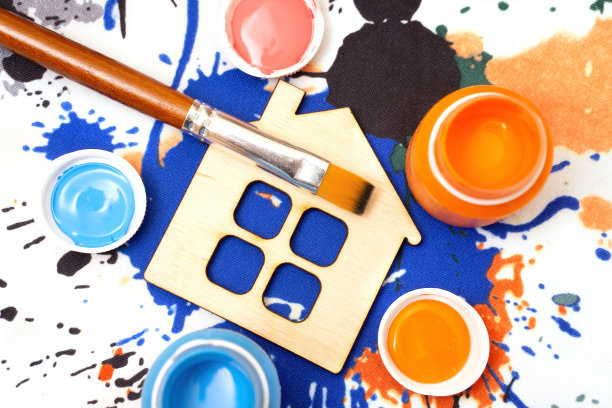 创造性的房子装修和墙壁绘画的概念图片下载