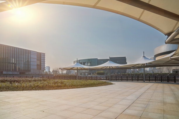 中国江苏省宜兴市的现代城市建筑天际线和公园美景图片下载