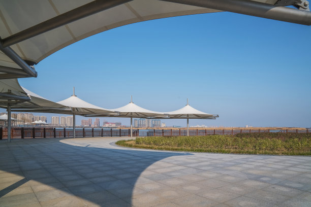 中国江苏省宜兴市的现代城市建筑天际线和公园美景图片下载