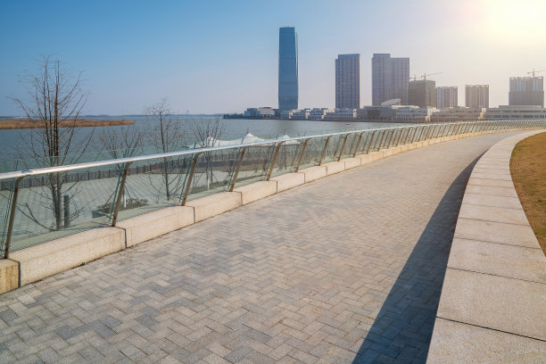 中国江苏省宜兴市的现代城市建筑天际线和公园美景图片下载