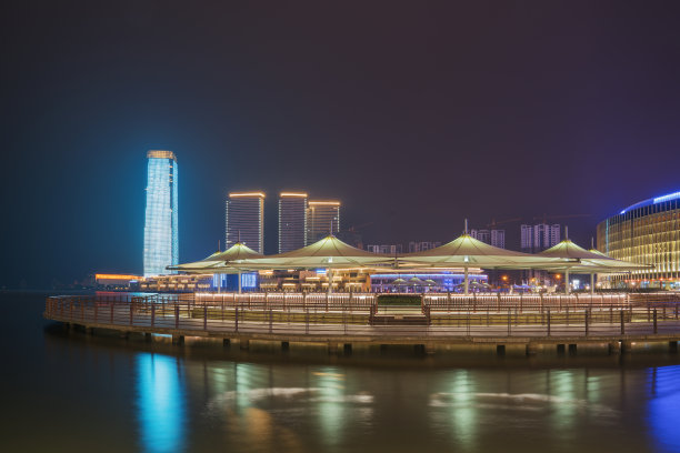 中国江苏省宜兴市的现代城市建筑天际线和公园美景图片下载