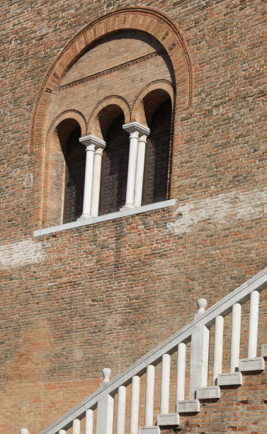 一座古建筑的墙上和栏杆上有三扇窗图片下载