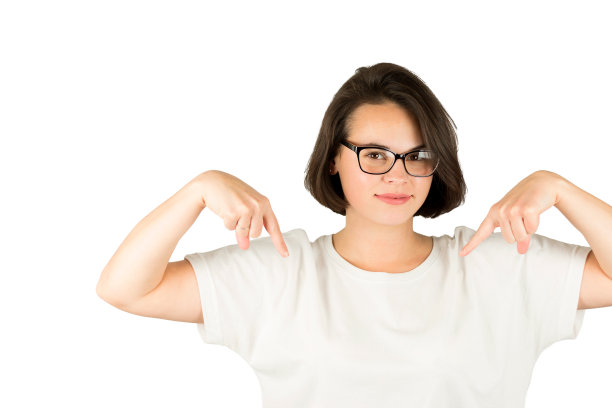 年轻悲伤女孩身穿白色T恤和黑色眼镜在白色背景下的影棚照片。严肃的办公室职员图片下载