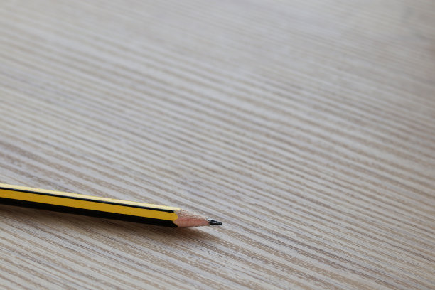 铅笔放在木桌上图片下载