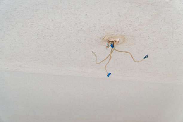 悬挂在天花板上的危险电线图片下载