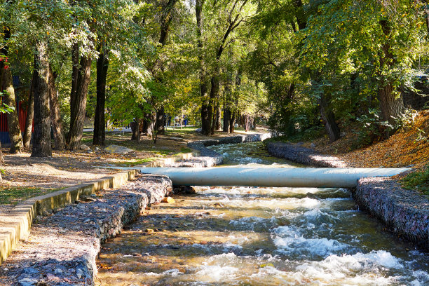 山河从石笼沿河床而流图片下载