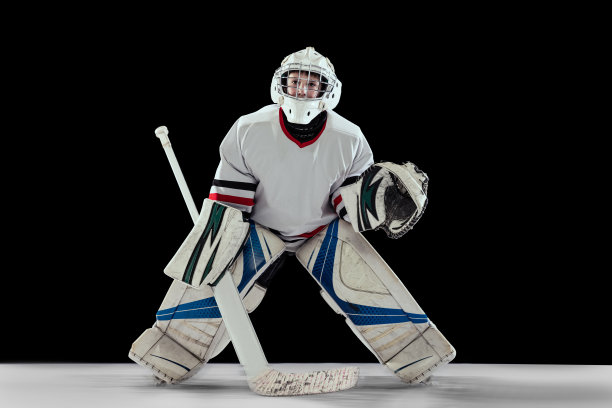 男孩的全长肖像，孩子打曲棍球，训练在保护守门员制服孤立在黑色背景图片下载