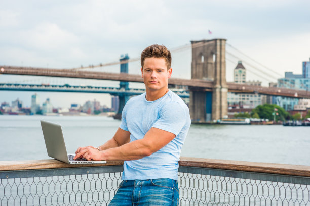一个在纽约工作的年轻人图片下载