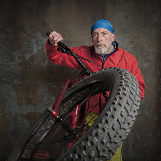 骑着一辆肥大的山地车的资深自行车手图片下载