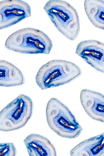 蓝色玛瑙晶体图案孤立在白色背景上，俯视图自然切片美丽的宝石抽象平面lay。玛瑙石愈合水晶，最小的布局图片下载