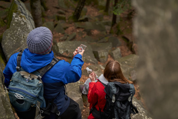 游客用指南针找路的背影图片下载