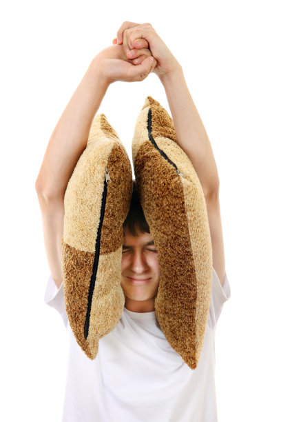 不高兴的青少年堵住耳朵图片下载