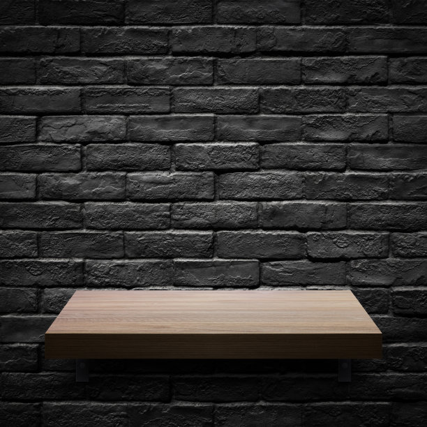 木架在黑砖墙的背景上进行装饰设计。图片下载
