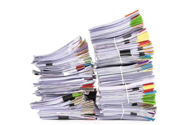 一堆孤立在白色背景上的商业文件图片下载