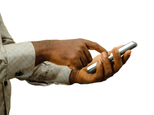 男人的手在白色背景上触摸手机屏幕图片下载