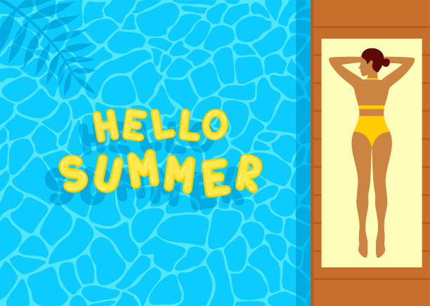 身穿黄色泳装的年轻女子躺在蓝色泳池边的沙滩浴巾上。黄色充气字母“你好夏天”漂浮在水面上图片下载