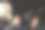 一个戴着防毒面具的男人用香水喷他的鞋子，解决脚和鞋子的难闻气味问题图片下载