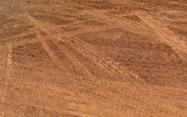 土壤中的轮胎印。图片下载