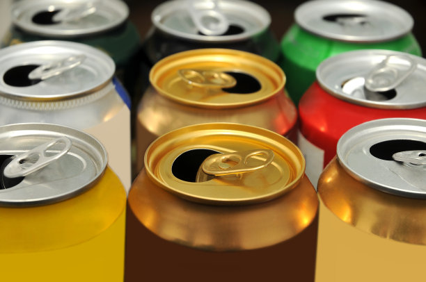 旧的、脏的、被丢弃的啤酒罐图片下载