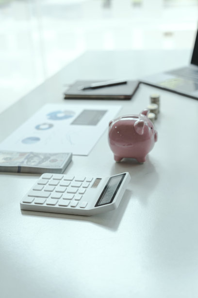 储蓄罐和生硬币，储蓄和投资的概念。图片下载