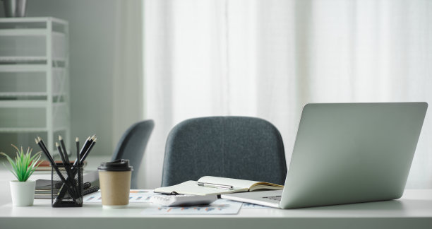 现代办公室的笔记本电脑和业务对象，咖啡杯，铅笔的背面模型。图片下载