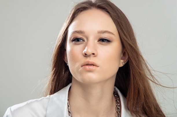 漂亮的模特女孩长头发。染发的美女。时尚，化妆品和化妆图片下载