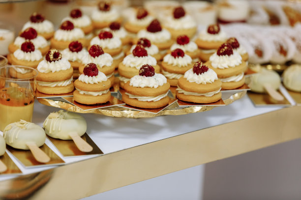 婚礼糖果吧台。有奶油、浆果和其他糖果的蛋糕。高质量的照片图片下载