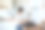 在现代阁楼厨房里，女人触摸炉子上的茶壶。拿着水壶的美女图片下载