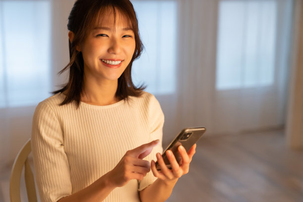 使用智能手机的有吸引力的亚洲女性图片下载