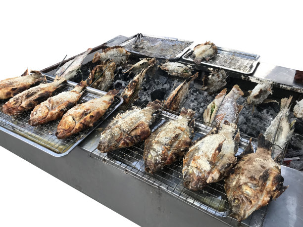 不锈钢滤锅上烤罗非鱼的俯视图，选择性聚焦图片下载