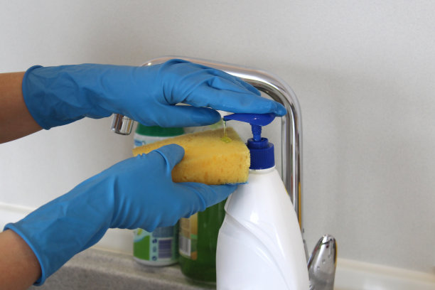 戴着橡胶手套的手能挤出洗碗胶图片下载