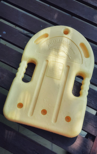 一个冲浪板，帮助孩子们在游泳时浮起来图片下载