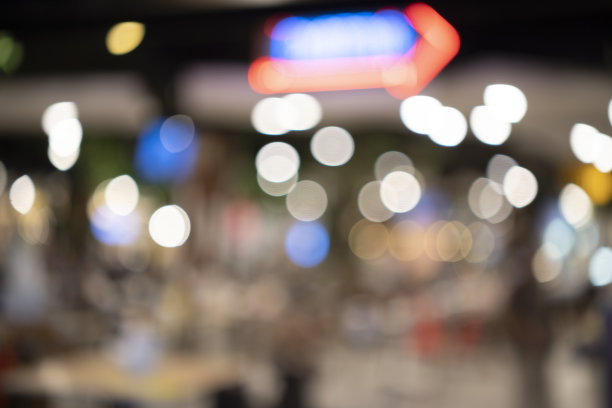 迷离的咖啡馆、餐厅，在夜晚闪耀着淡淡的金色。图片下载