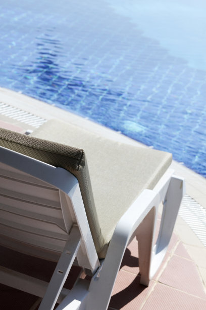 懒洋洋地躺在泳池边图片下载