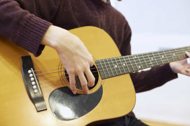 一个日本人在弹吉他图片下载