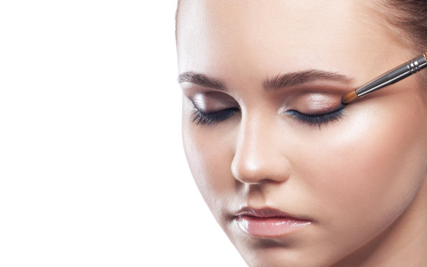 一个女孩的肖像与美丽的妆容，长睫毛和健康清洁的皮肤。化妆美容的概念。图片下载
